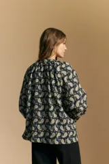 Camisa de manga larga con cuello redondo fruncido y estampado paisley en tonos azul marino, beige y mostaza.