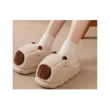 Pantuflas sin talón de diseño inspirado en un capibara, confeccionadas en material texturizado color beige claro, con detalles marrones en el hocico y las orejas, y suela de goma ranurada.