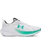 Championes de running Under Armour modelo Assert 11, color blanco con detalles en verde turquesa y negro. Presentan parte superior de malla transpirable con revestimientos de cuero sintético y entresuela con tecnología Charged+ para mayor amortiguación.