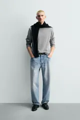 Camiseta de manga larga color gris jaspeado, corte regular fit y cuello redondo con acabado en rib.