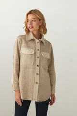 Camisa de manga larga estilo leñador color beige con bolsillos en el frente. Prenda liviana y descontracturada de uso diario. Detalles de la misma tela en mangas. Tela 100% de lana fina sin teñir, diseñada exclusivamente por Don Baez. Hecha 100% en Uruguay.