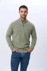 Buzo tejido de lana con cuello alto y medio cierre metálico frontal. Presenta puños y ruedo acanalados, con logo bordado en el pecho.