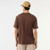 Camiseta marrón de corte oversize y diseño liso, con cuello redondo y mangas cortas.