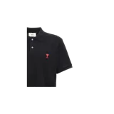Chomba negra de manga corta con cuello clásico y cierre de dos botones. Presenta un pequeño bordado rojo con el logo de un corazón y la letra 'A' en el pecho.