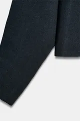 Jersey de punto liso con cuello redondo y manga larga, de corte recto y diseño minimalista.