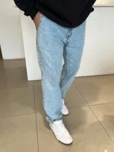 Jeans mom de corte relajado y tiro medio, en color azul claro con efecto deslavado.