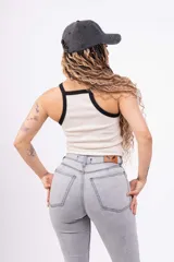 Top de rib con lycra, de corte ajustado y diseño sin mangas con cuello redondo y ribetes en contraste color negro.