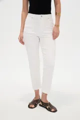 Pantalón jean de tiro alto y corte recto, color blanco, con bolsillos laterales y traseros, y terminación desmechada en los tobillos.