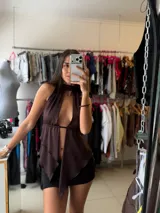 Top de cuello halter con diseño de escote profundo y frente abierto, con terminaciones en punta y ajuste en la cintura.