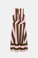 Vestido midi sin mangas, con escote en V y detalle de lazada frontal. Presenta un diseño de rayas verticales en tonos rosado y marrón, con un panel inferior de rayas horizontales.