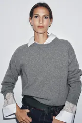 Jersey básico de cuello redondo y manga larga, confeccionado en una mezcla de cashmere y lana, con diseño de corte holgado y puños acanalados.