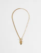 Collar de acero quirúrgico en tono dorado con cadena de diseño mixto, combinando eslabones finos y eslabones alargados. Presenta un cierre frontal tipo T-bar con un dije colgante en forma de corazón con detalle grabado.