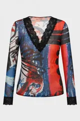 Remera manga larga de tejido translúcido, con estampa abstracta multicolor, cuello en V con ribete de encaje negro y puños con terminación de puntilla.
