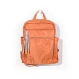 Mochila naranja con múltiples bolsillos con cierre y llavero decorativo de cordones de colores.