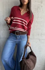 Sweater de tejido fino en color bordó con rayas horizontales en tono crema, diseño de cuello polo y mangas largas.