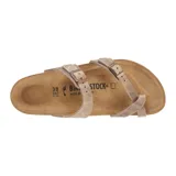 Sandalia Birkenstock modelo Mayari con tiras de cuero engrasado color marrón, diseño con sujeción para el dedo y dos correas ajustables con hebillas metálicas. Cuenta con plantilla anatómica de corcho y látex con recubrimiento de gamuza y suela de goma antideslizante.