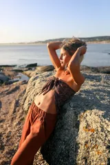 Maxi pañuelo triangular de seda peach sublimada con estampado de leopardo.