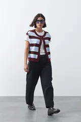 Jean de corte barrel con silueta curva y volumen controlado, de tiro medio y color negro. Presenta un diseño que se ensancha en la pierna y se ajusta levemente en el bajo, con cierre frontal y bolsillos laterales.