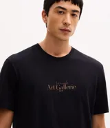 Remera de algodón de corte clásico, cuello redondo y manga corta, con estampa frontal de lettering Art Gallerie.
