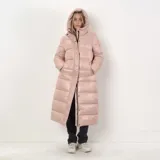 Campera larga tipo puffer color nude, con diseño acolchado horizontal, cuello alto y capucha integrada. Cuenta con cierre frontal doble, botones a presión y puños elastizados.