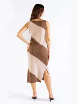 Vestido midi de punto sin mangas con diseño de rayas diagonales bicolor en tonos azul y celeste, escote bote y aberturas laterales en el dobladillo.