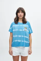 Remera manga corta color rosa con efecto tie-dye y estampado pequeño en el pecho.