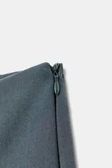 Falda pantalón de tiro medio color negro, con detalle de abertura en el delantero y cierre lateral con cremallera oculta.