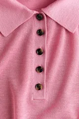 Remera polo de punto fino en mezcla de viscosa, con cuello clásico, tapeta de botones y mangas largas. Presenta terminaciones acanaladas en puños y bajo.