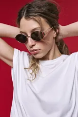 Remera blanca de algodón con cuello redondo, mangas cortas con dobladillo y calce relajado.