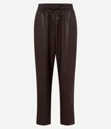 Pantalón zanahoria de cuero sintético color marrón, con cintura alta elástica ajustable con cordón.