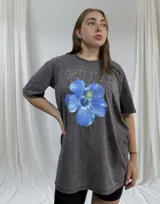 Remerón gris con estampado de hibisco azul y texto en color negro.