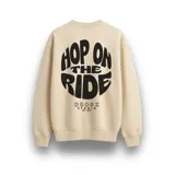 Buzo negro de algodón con interior suave y fit relajado. Presenta un estampado grande en la espalda con el texto "Hop On The Ride" en tipografía bold blanca y un diseño circular, debajo del cual se encuentra el logo "Dropz Studio Est. 2025".