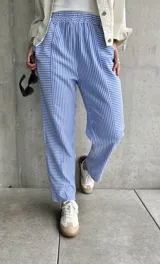 Pantalón de pijama con rayas verticales azules y blancas, corte recto y cintura elástica.