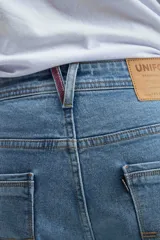 Pantalón jean celeste de corte recto.