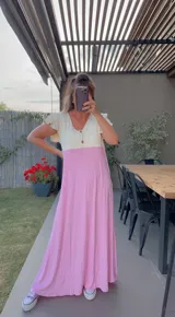 Vestido largo de morley combinado en dos tonos, con mangas cortas con volados y botones decorativos.