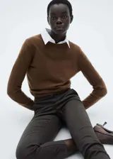 Pantalón de corte skinny y diseño crop, confeccionado en tejido elástico mezcla de poliéster y viscosa. Presenta tiro medio, cierre frontal con botón, gancho y cremallera, además de bolsillos laterales y traseros de ribete.