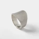 Anillo de plata 925 con diseño de banda ancha y acabado texturizado mate.