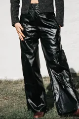 Pantalón cargo colorado de tela brillante con elástico en la cintura y bolsillos con solapa.