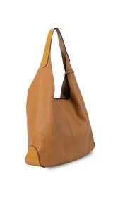 Cartera tipo hobo de cuero sintético color tostado, con diseño de hombro, costuras verticales decorativas y monedero pequeño extraíble a tono.