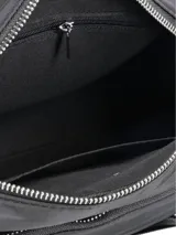 Bandolera negra de nylon, de silueta blanda y moderna, con múltiples bolsillos y compartimentos con cierre. Cuenta con correa ajustable de diseño rayado y herrajes metálicos plateados.