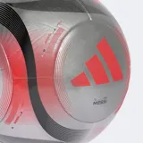 Pelota de fútbol Adidas Club con diseño inspirado en Lionel Messi. Presenta paneles plateados, detalles en rojo vibrante y gráficos en negro, con el logo de Messi en el centro.