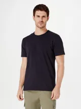 Camiseta celeste de corte slim, cuello redondo y manga corta.