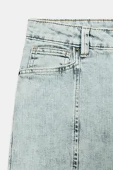 Jeans capri de tiro medio con cintura con trabillas y cinco bolsillos. Presenta pespuntes marcados a contraste y bajo acabado en vuelta.