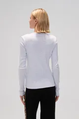 Cardigan de algodón color gris melange, con cuello redondo, cierre frontal con botones y mangas largas.