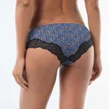 Shorty de microfibra con estampado floral en tonos azules y marrones, con detalles de encaje negro en los laterales.