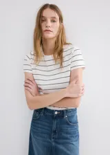 Remera de algodón con diseño de rayas horizontales, corte recto, cuello redondo y manga corta.
