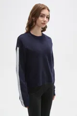 Sweater de tejido jacquard color azul marino, con cuello redondo y diseño holgado. Presenta franjas laterales en color gris claro a lo largo de las mangas largas.