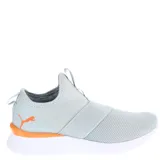 Championes Puma modelo Remedie Slip Strap, de diseño sin cordones con banda elástica cruzada en el empeine. Presenta una combinación de colores gris y gris topo con detalles en rosado, incluyendo el logo de la marca. Cuenta con una suela blanca de alto confort.
