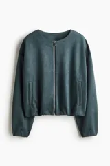 Chaqueta de punto pesado con escote redondo, cierre frontal y bolsillos laterales insertados. Diseño oversized con hombros caídos, puños y bajo elásticos.