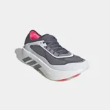 Championes de running Adidas Hyperboost Run, color gris y blanco con suela alta de amortiguación Boost+ y las icónicas tres tiras de la marca en el lateral.